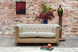 Chesterfield-Zweisitzer-Sofa aus Leinen und Baumwolle in Mandel Montaigu
