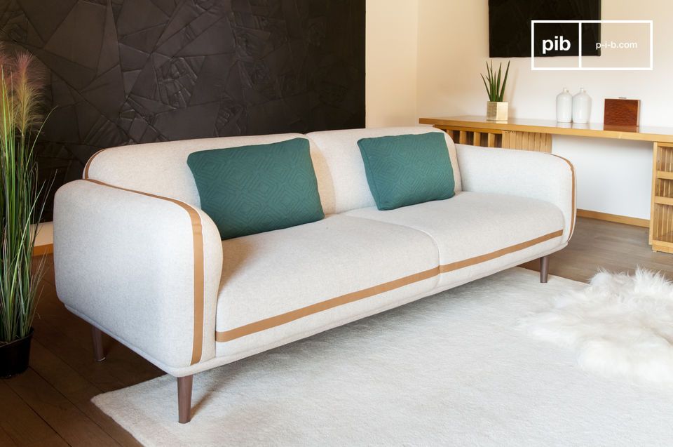 Die Basis des Sofas ist aus massivem, dunkel gefärbtem Holz gefertigt, das an das Leder erinnert.