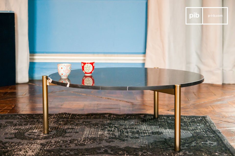 Dieser Tisch im skandinavischen Stil bringt eine Eleganz in jedes Wohzimmer.