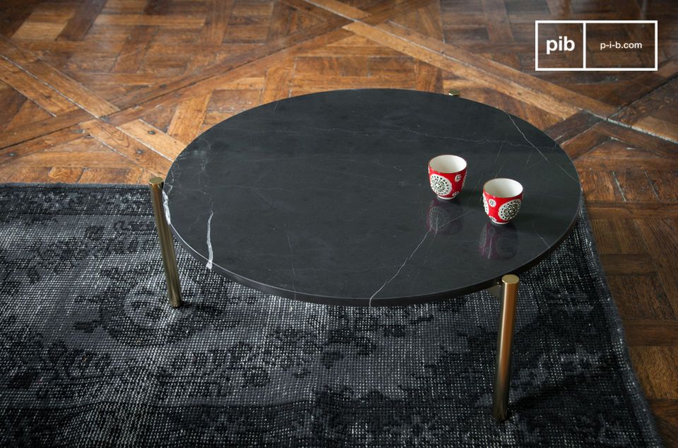 Das Marmor der Tischplatte ist von einem tiefen, glänzenden Schwarz geprägt.
