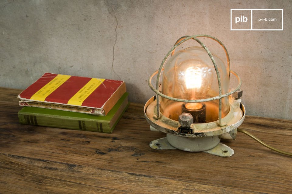 Antike Lampe auf einem schönen Tablett aus rohem Holz.