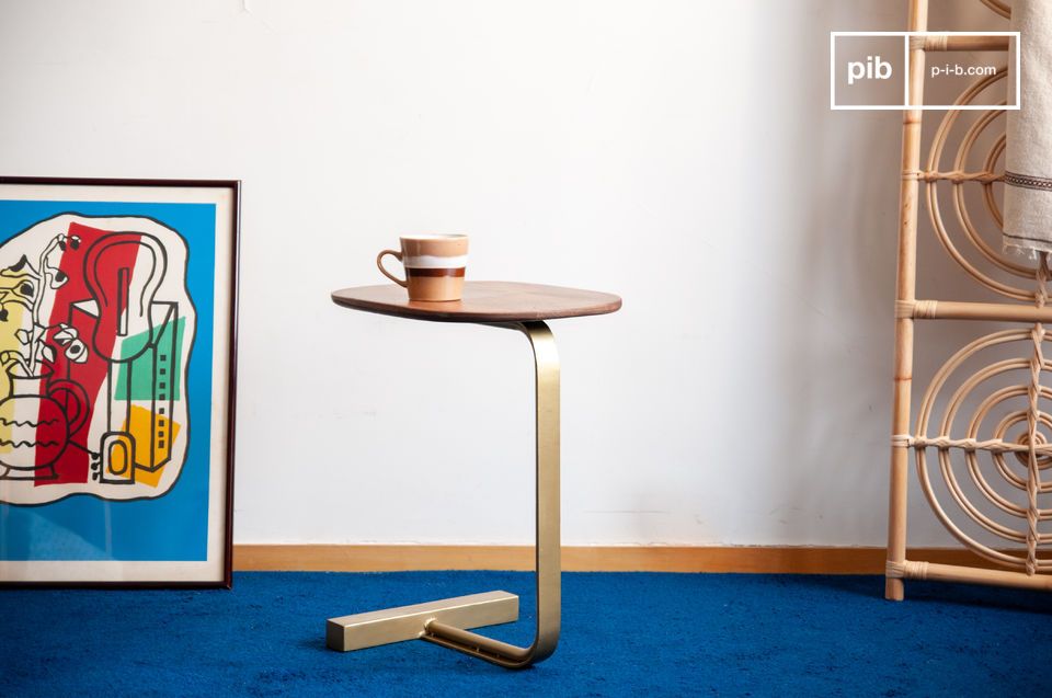 Ein Tisch mit originellem Look, der an das Design des 20. Jahrhunderts erinnert