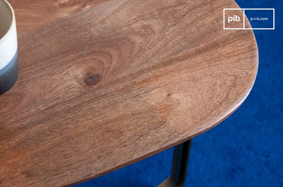 Eine Tischplatte aus Massivholz, die durch einen dunklen Lack geschützt ist