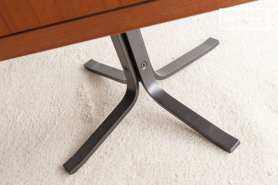 Elegantes Tischgestell aus kontrastierendem schwarzem Metall.