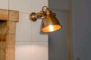 Gealterte Messing-Wandleuchte Bistrot