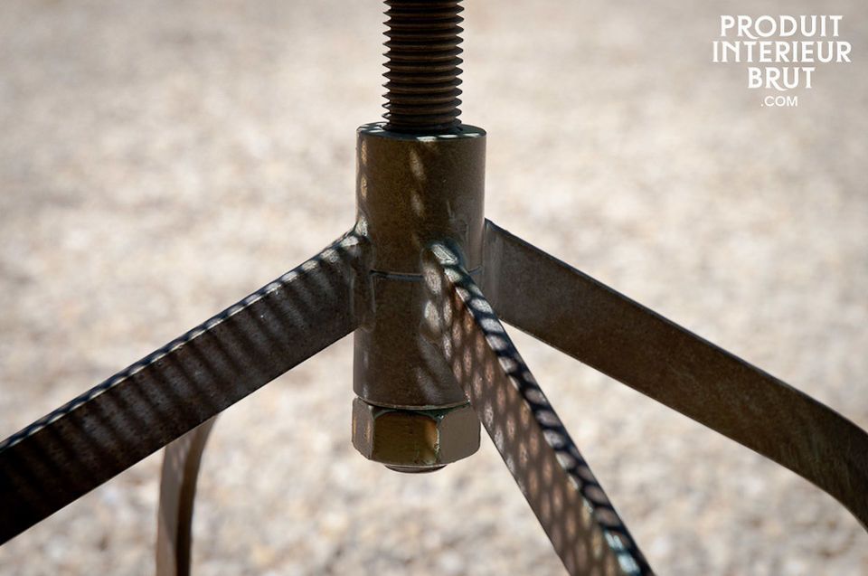 Dieser runde Tisch besteht zu 100 % aus robustem Metall mit rostgrünem Finish und