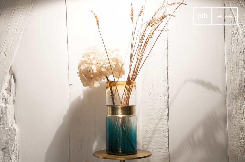 Schöne blau gefärbte Vase.