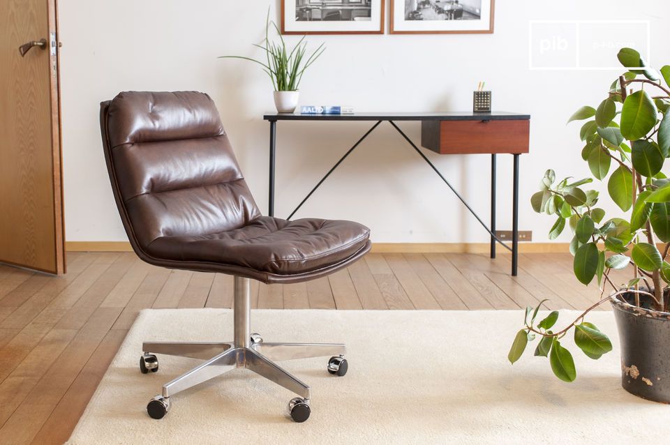 Ein Stuhl in praktischer Größe, aber mit unbestreitbarer Eleganz.