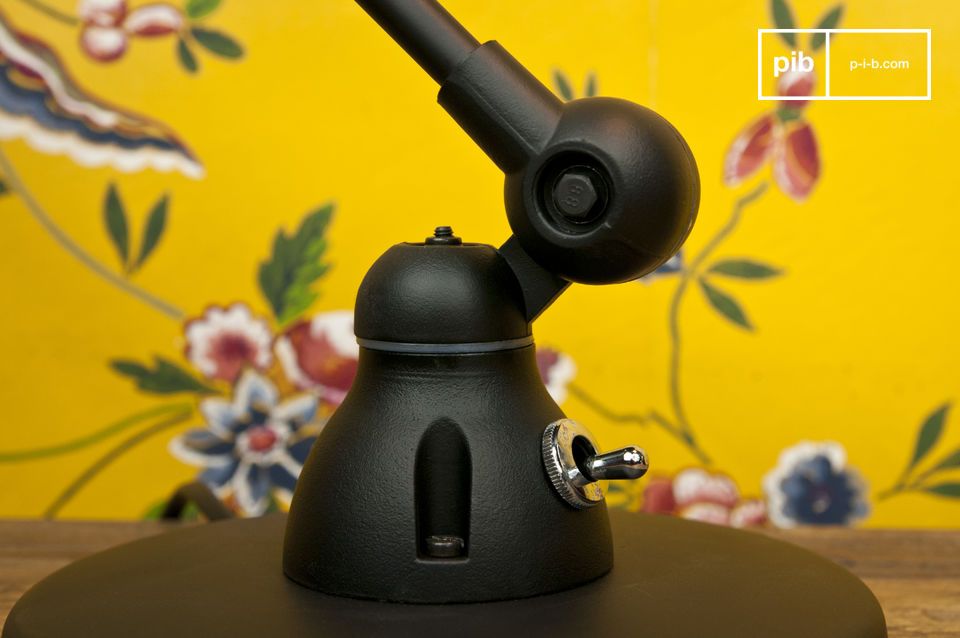 Die Lampe ruht auf einem schweren Sockel von 17 cm Durchmesser für eine gute Stabilität.