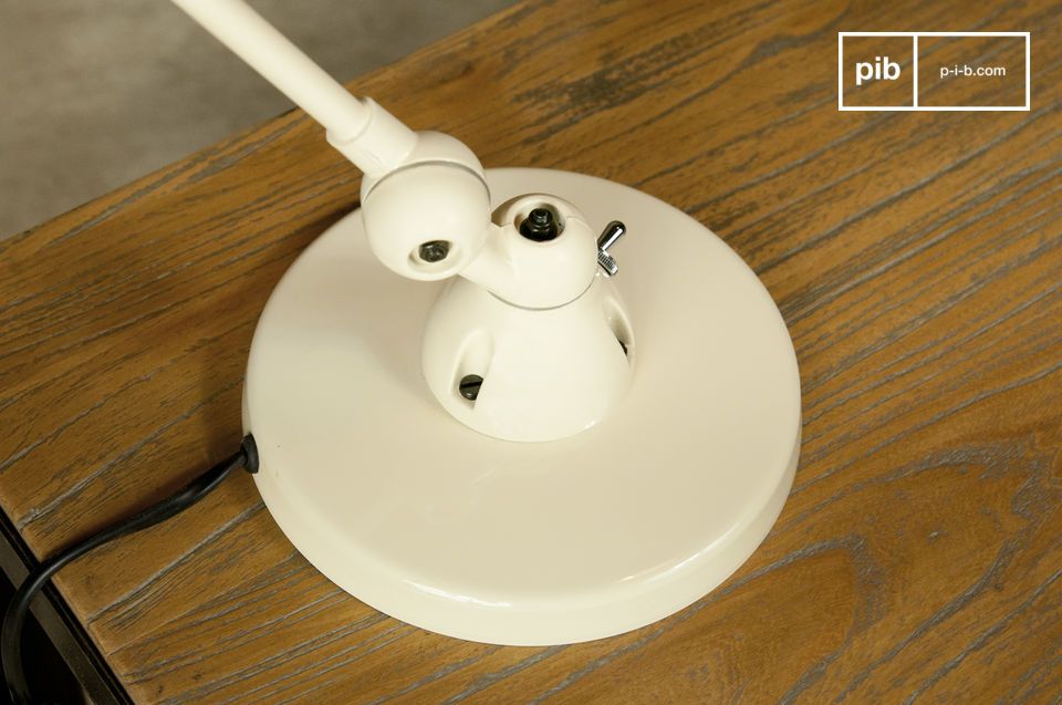 Die Lampe ruht auf einem schweren Sockel von 17 cm Durchmesser, was eine gute Stabilität gewährleistet.