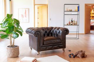 Chesterfield-Sessel aus braunem Leder Jahn