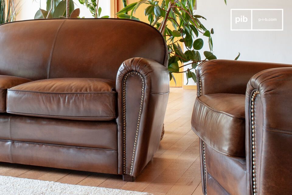 Kaffeefarbener, abgerundeter Komfort für einen einladenden und raffinierten Sitzbereich