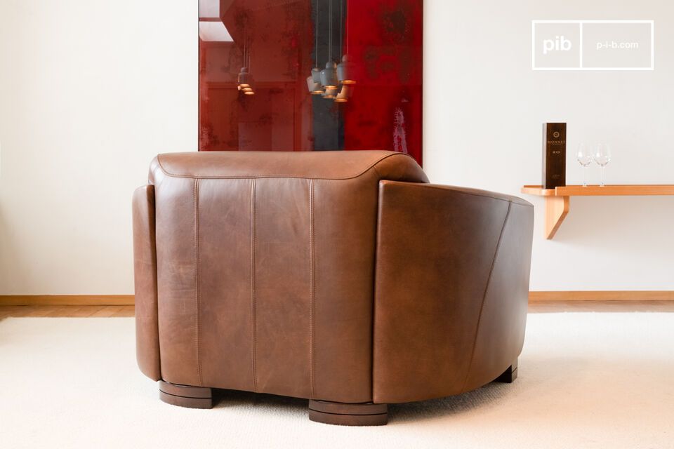 Diese Clubcouch hat genauso wie der  Sessel Red Baron  einen durchgehenden Vintage-Charakter