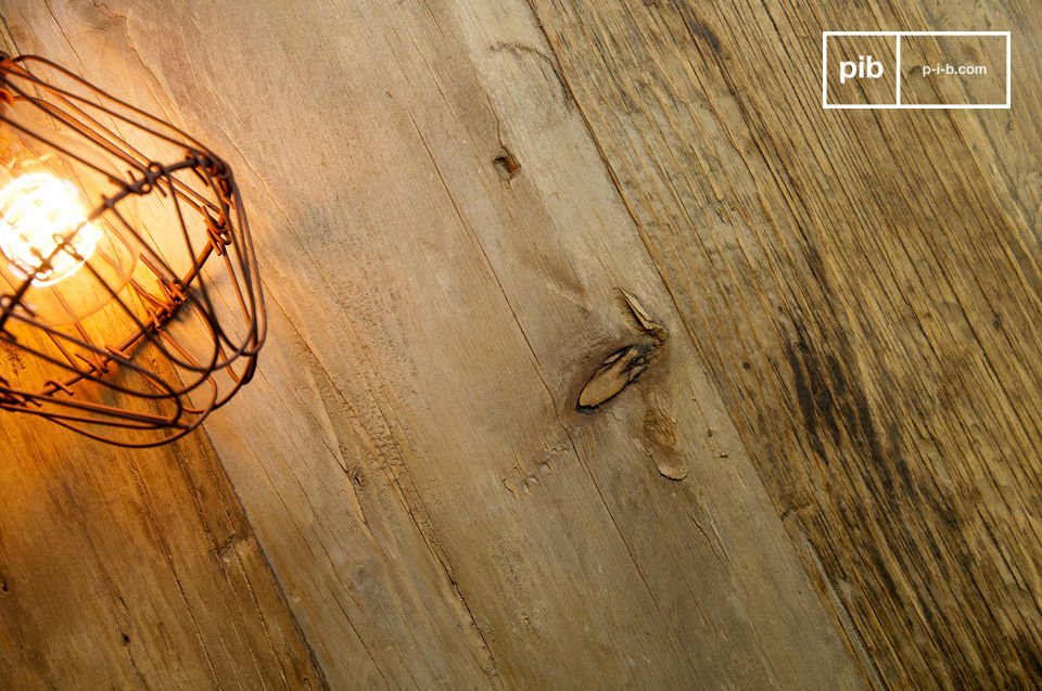 Couchtisch aus altem Holz.
