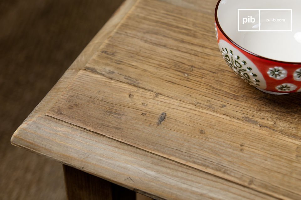 Robuste Tischplatte aus recyceltem Holz.