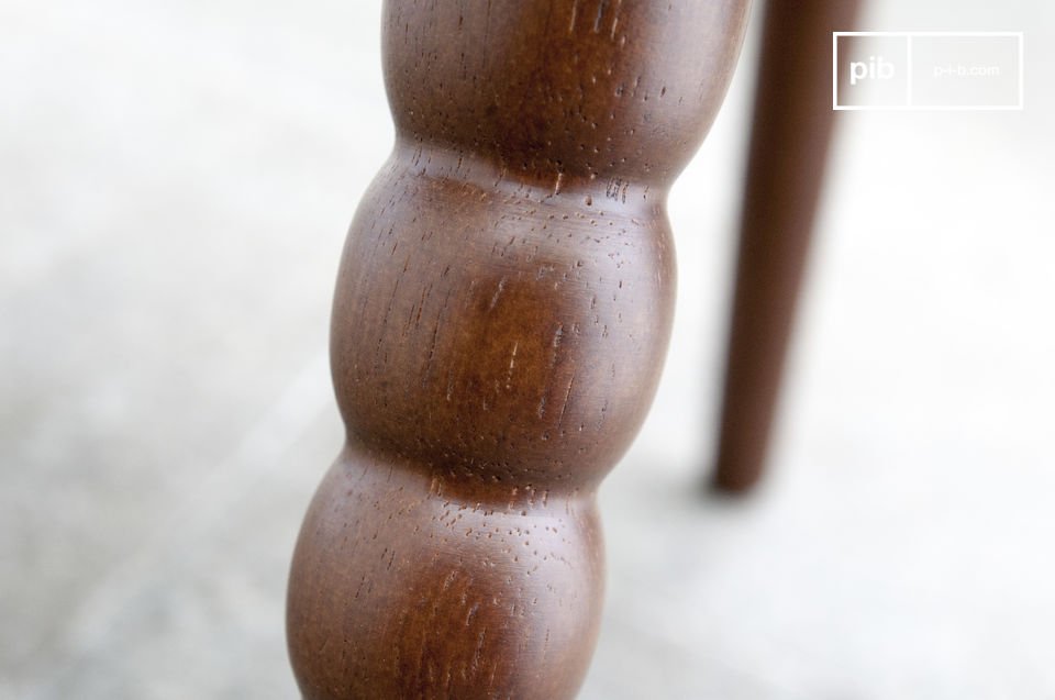 Eines der Beine ist ganz rund, geformt wie geschnitztes Holz.