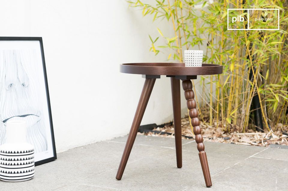 Tisch aus dunklem Kautschuk-Holz, mit schöner lackierter Oberfläche.