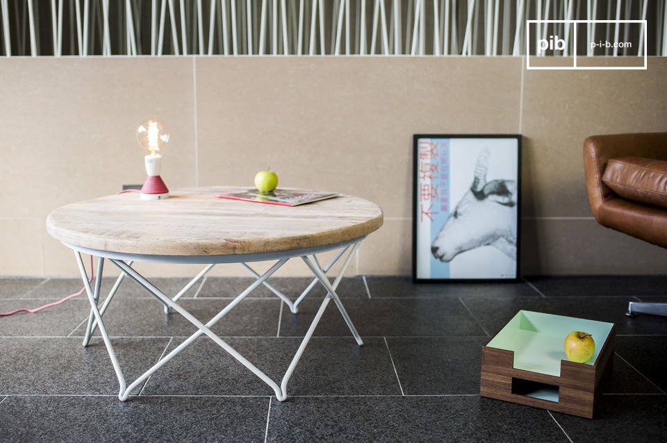 Schöner runder Tisch aus hellem Holz mit weißem Metallfuß.