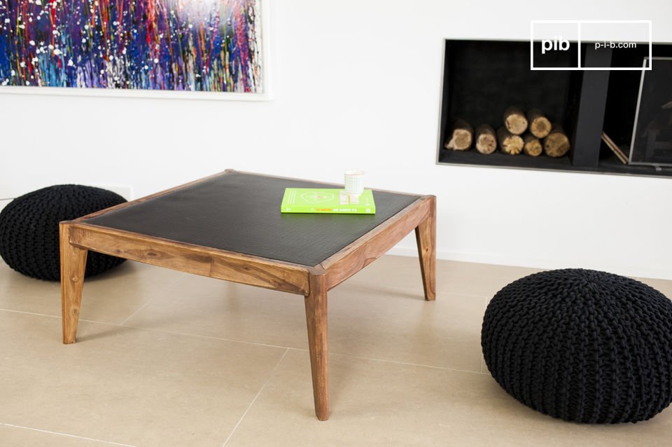 Schöner quadratischer Tisch mit schlichten Linien angelehnt an den skandinavischen Stil.