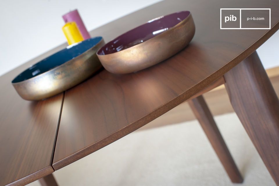 Die Qualität der Materialien und die Verarbeitung dieses Tisches machen ihn zu einem Möbelstück, das lange Zeit Freude bereiten wird.