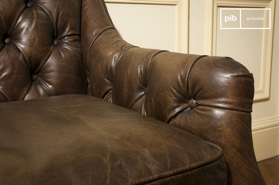 Ein Sofa mit gepolsterter Rückenlehne im Chesterfield-Stil.