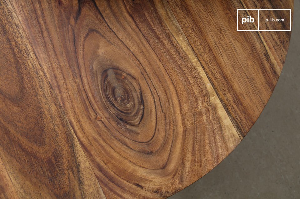 Der Tisch zeigt die schönen Spuren des Holzes.
