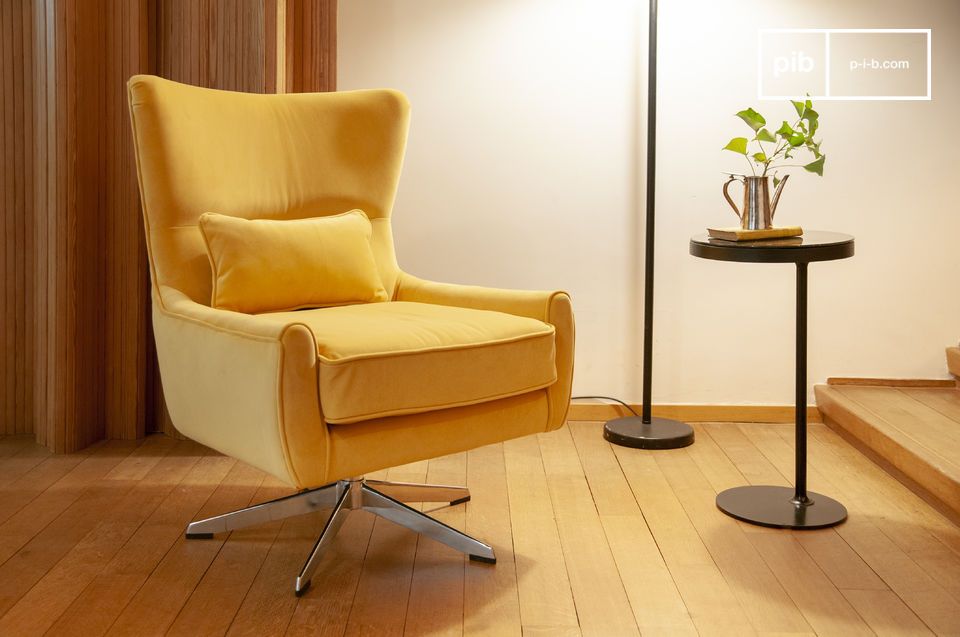 Besonders originell ist dieser Drehstuhl, der mit einem hochwertigen gelben Samt bezogen ist.