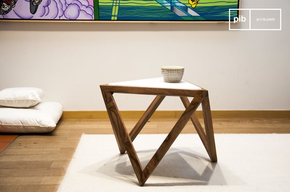 Schöner dreieckiger Tisch aus Holz und weißem Marmor.