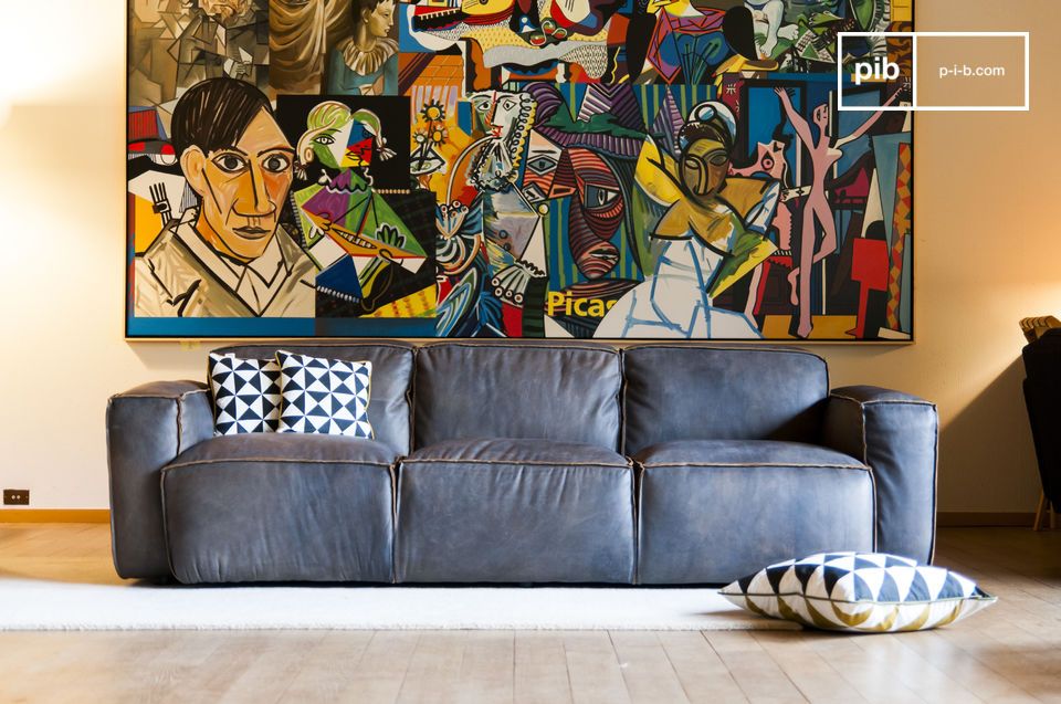 Imposantes Sofa, sowohl in seinem selbstbewussten Stil wie auch in seinen Dimensionen.
