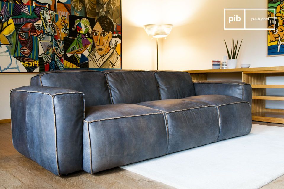 Ausgewogenes Sofa, mit sorgfältigen Oberflächen. Ein Schlüsselelement des Wohnzimmers.