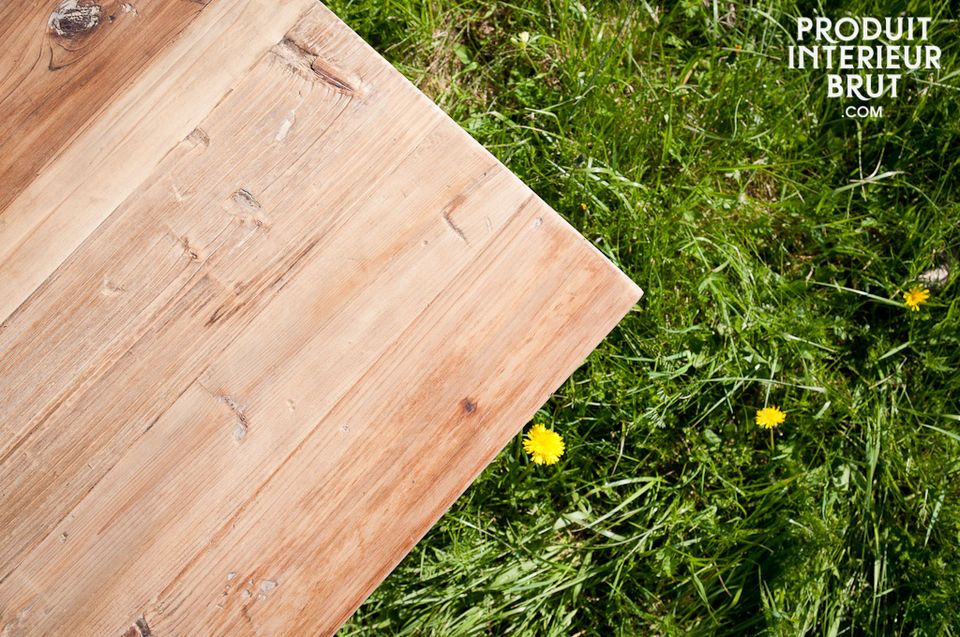 Jedes Klappteil wird durch zwei Beine gestützt, wodurch der Tisch äußerst stabil wird