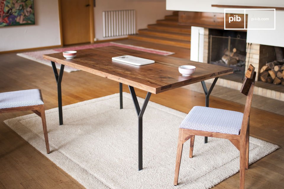 Holz-Esstisch mit filigranem Design.