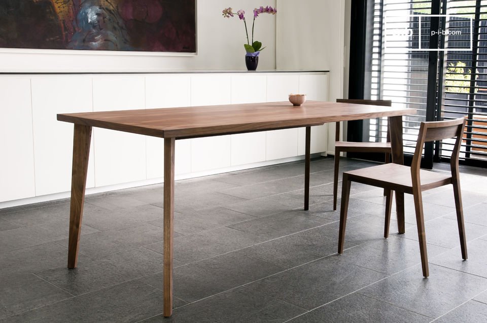 Der Tisch aus Nussbaum ist vom skandinavischen Design inspiriert.