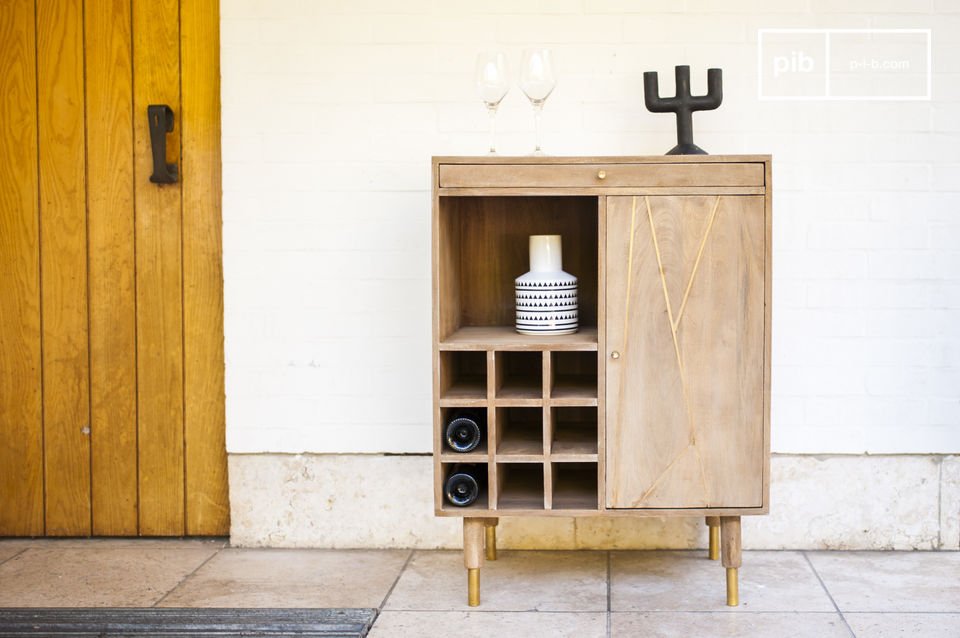 Ein prächtiger heller Holzschrank mit goldenen Akzenten.