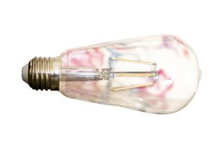 Geführter langer Weg alter Glühlampe der Birne