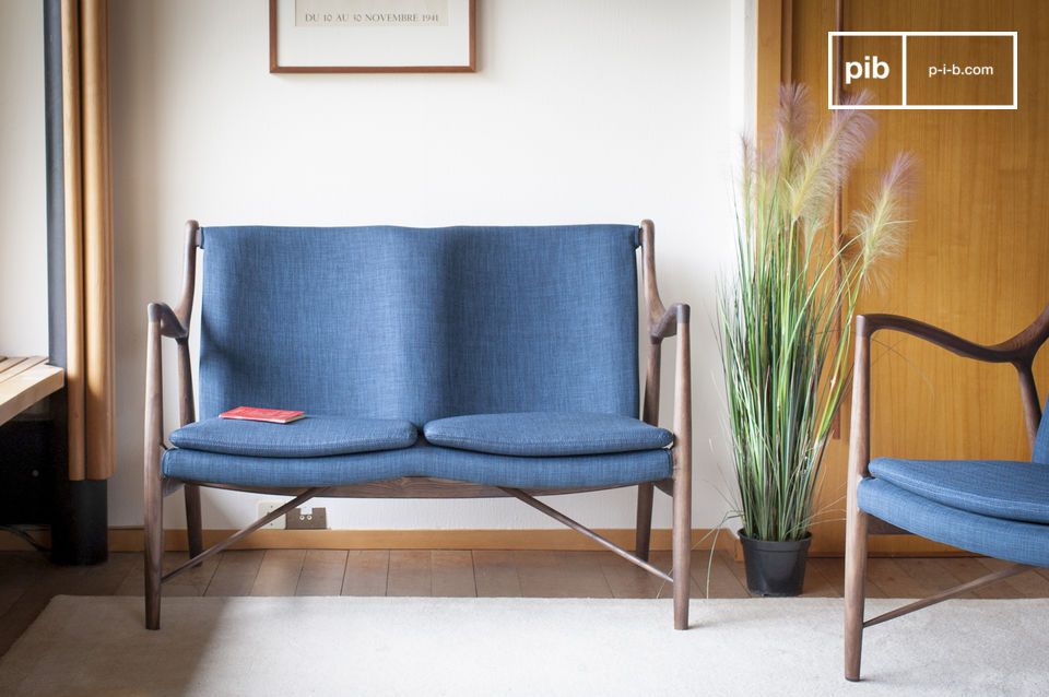 Zweisitz-Sessel in hübscher blauer Farbe kombiniert mit einer Holzstruktur.