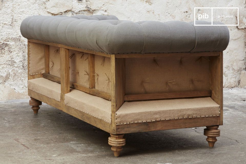 Dieses Sofa ist toll verarbeitet und kombiniert hochwertige Materialien
