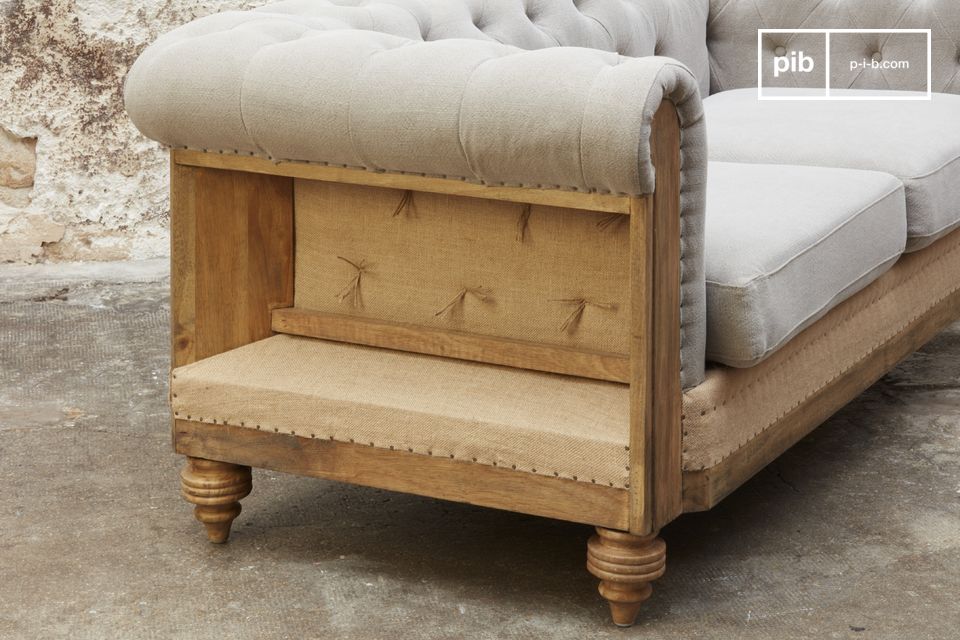 Dieses im britischen Retro-Stil gehaltene Möbelstück ist mit seinen gut gepolsterten