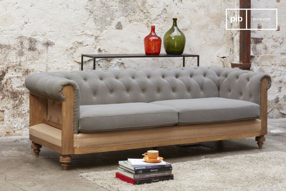 Ein prächtiges Chesterfield Sofa in Leinen mit freiliegender Struktur.