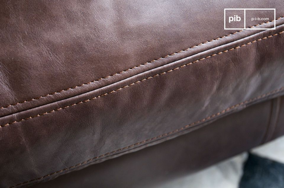 Das dunkle Leder dieses Sofas ist handgegerbt.