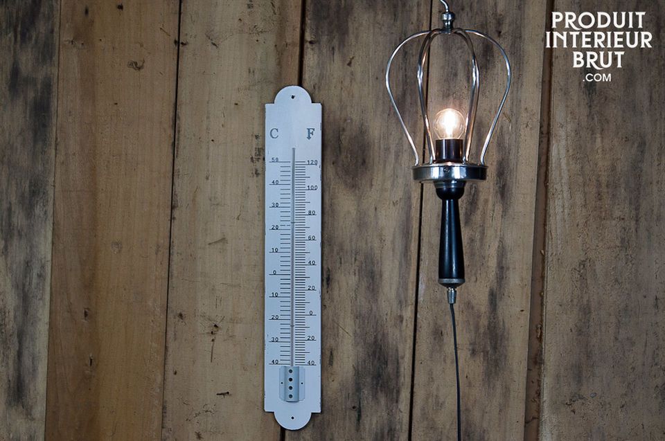 Dieses große Wandthermometer ist leicht abzulesen und verleiht ihrem Interieur dank dezenter und