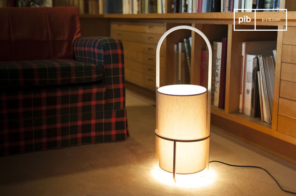 Schöne Lampe, die mit einem runden Griff platziert werden kann.