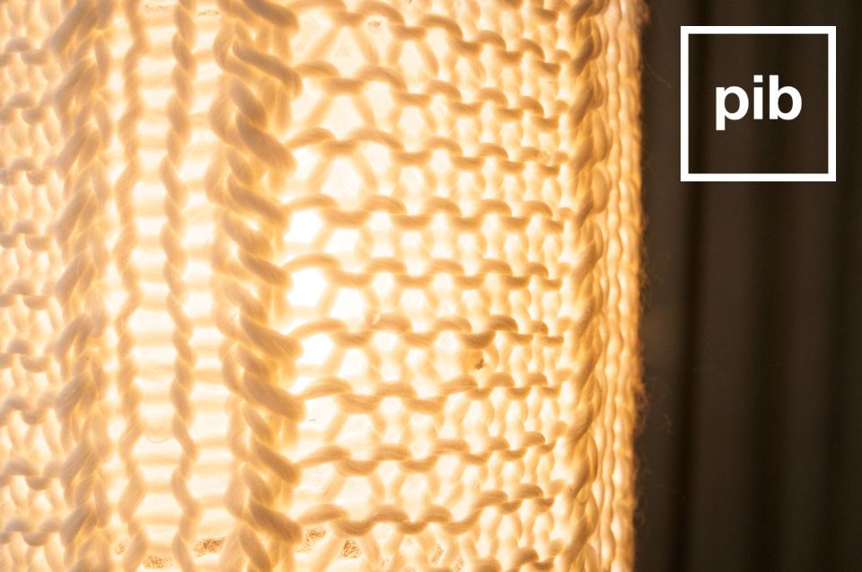 Der weiße Strickstoff verleiht der Lampe einen nördlichen Akzent.