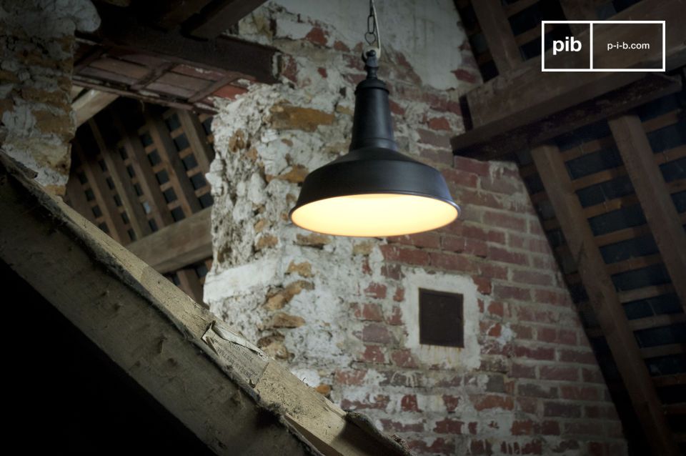 Lampe im Stil einer Vintage-Werkstatt in rustikaler Umgebung.