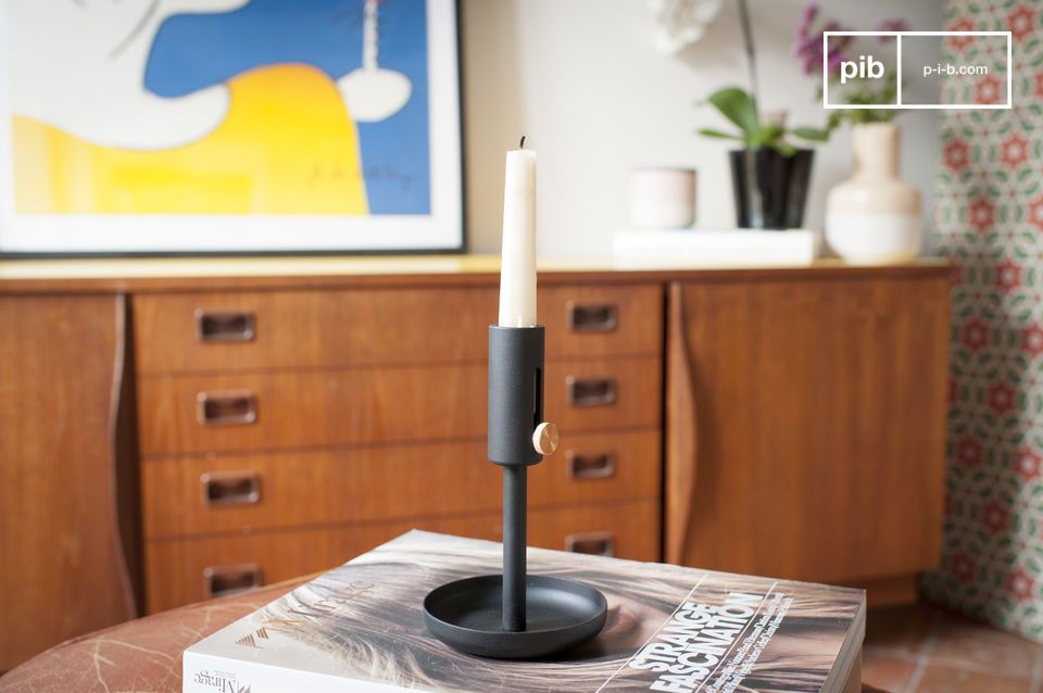 Eleganter Kerzenhalter in matt schwarz.