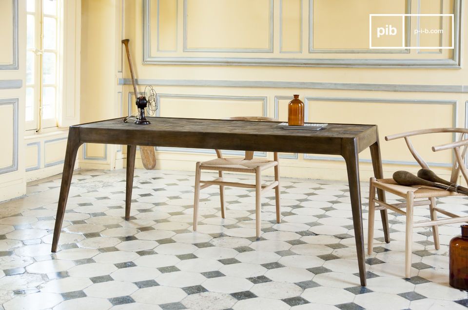 Tisch mit eleganten Linien und antiken Holzmosaiken.
