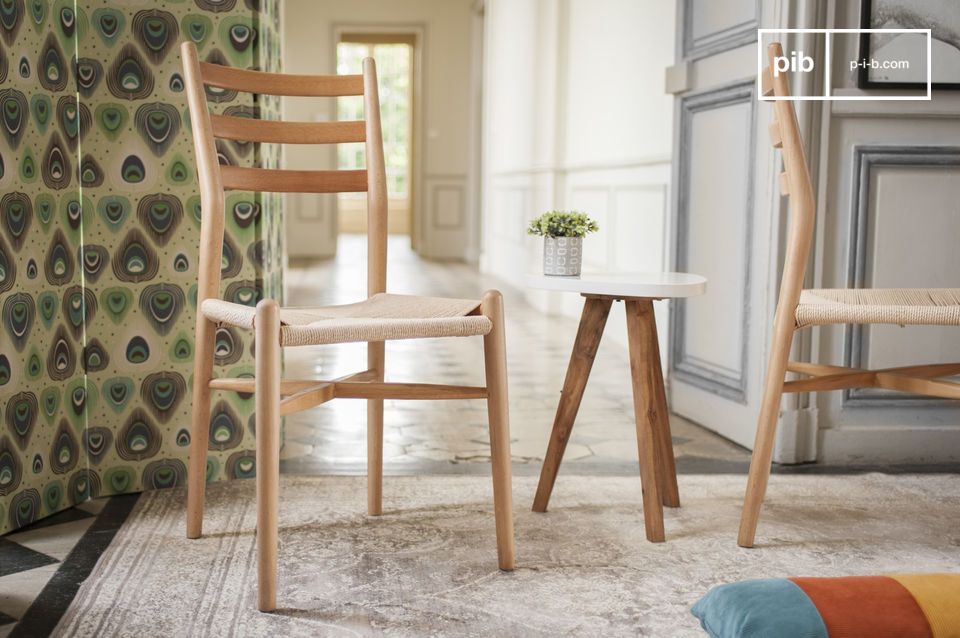 Skandinavischer Stuhl aus hellem Holz.