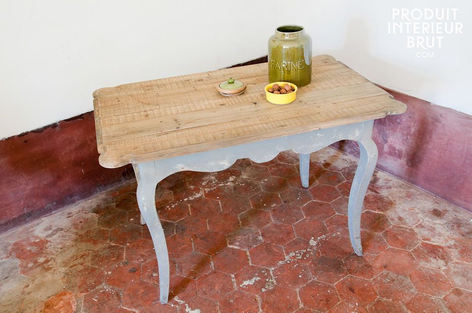 Dieser Tisch besteht vollständig aus Massivholz und verleiht Ihrem Interieur durch seine verspielte