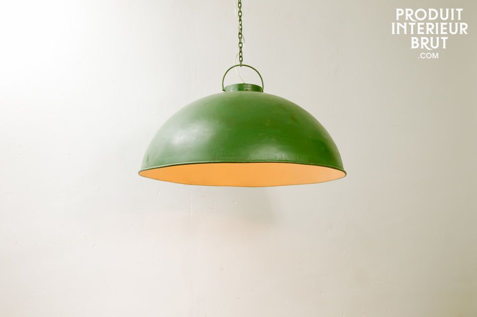 Diese Beleuchtung präsentiert sich durch seine grüne Farbe mit Patina-Effekt und durch seine