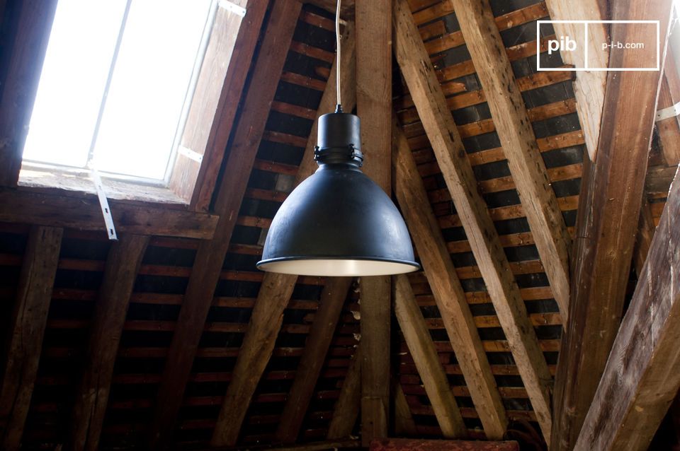 Schwarze Lampe im Industrielook in rustikaler Atmosphäre.